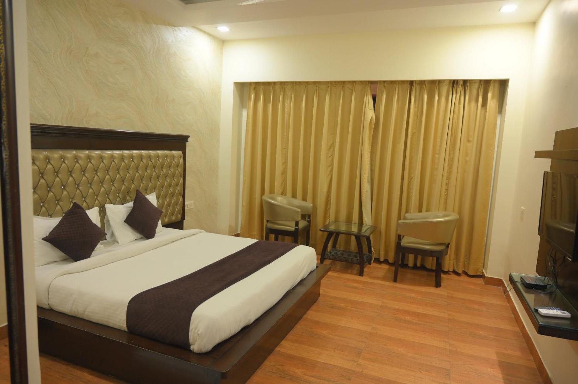 Nirmal Hotel And Resort Bareilly Esterno foto