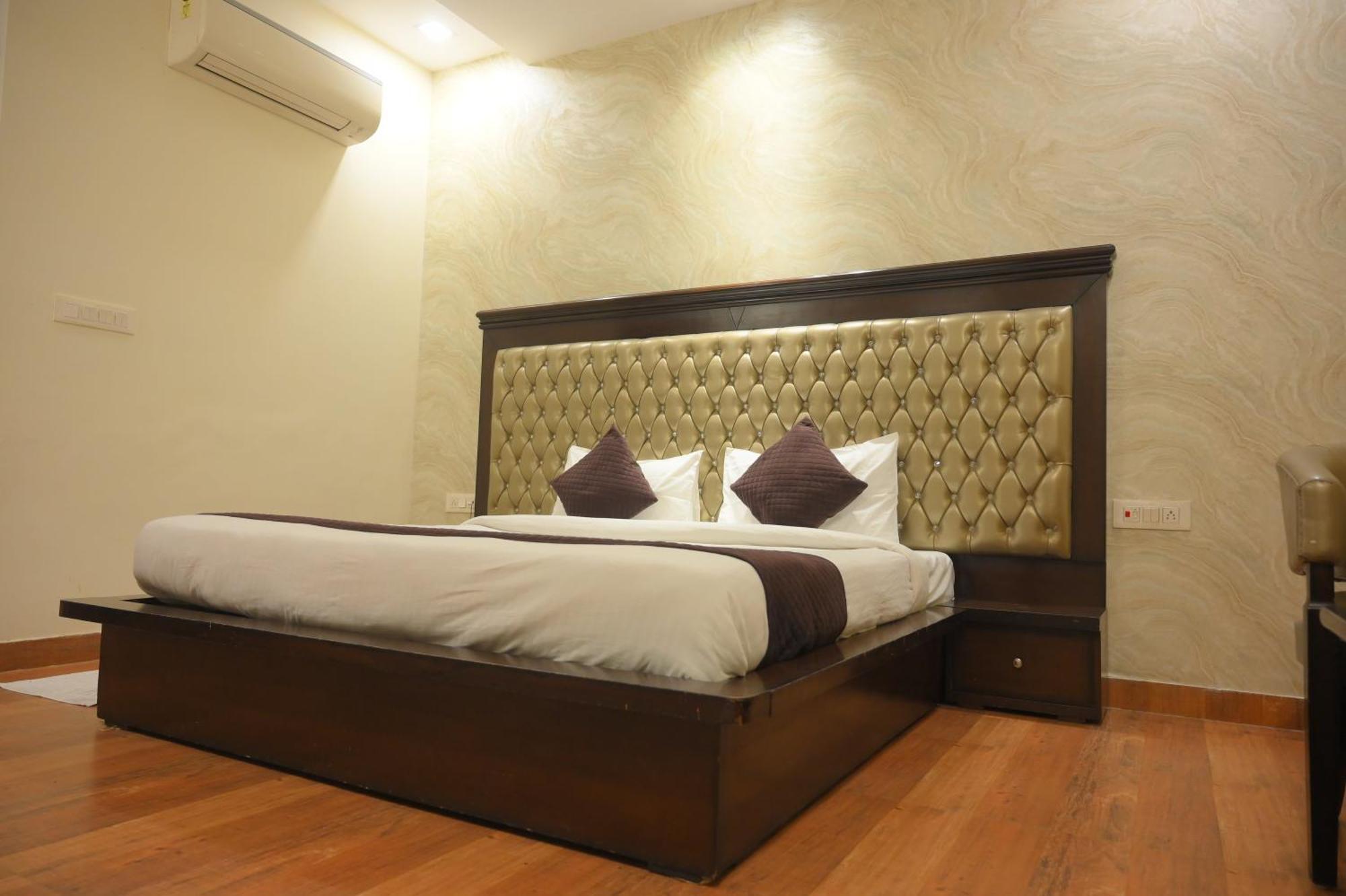 Nirmal Hotel And Resort Bareilly Esterno foto