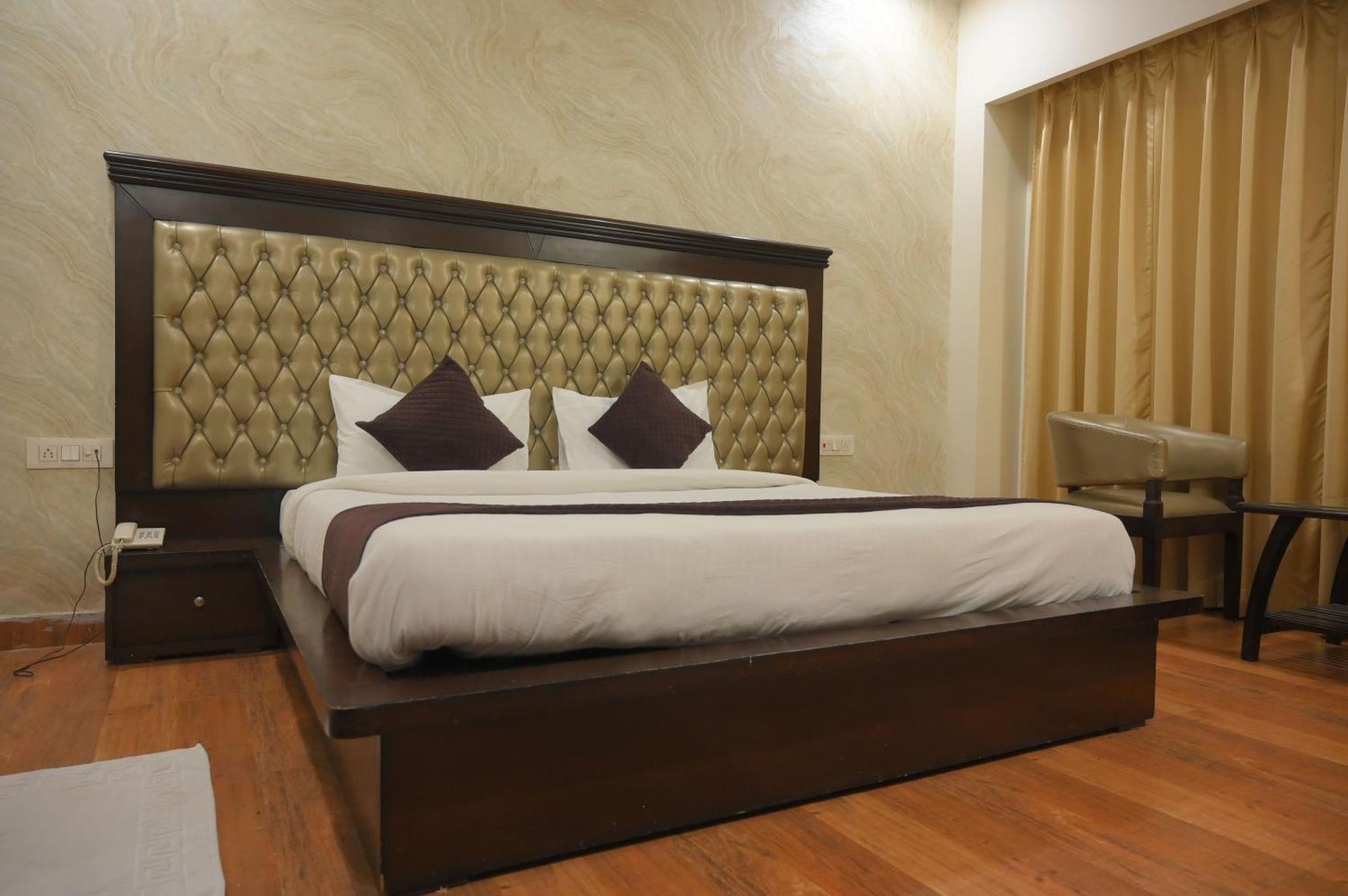 Nirmal Hotel And Resort Bareilly Esterno foto